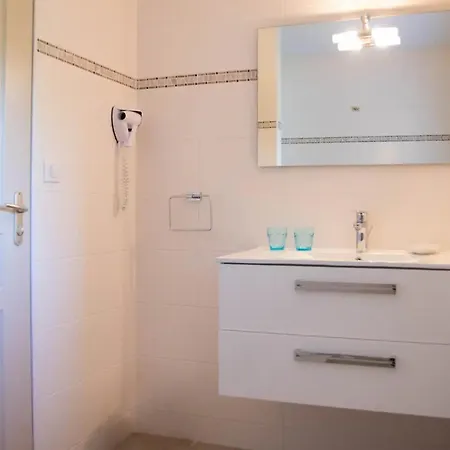 De Janis Et Piscine 4* Le Vigan (Lot)